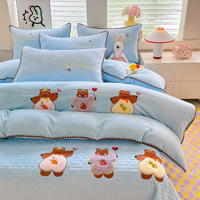 91家纺网 家纺一手货源 找家纺 苏米娜家纺2025新款230g全消光大版卡通牛奶绒兔毛贴布绣花四件套可爱卡通男孩女孩法莱绒被套三件套   笑脸熊 
