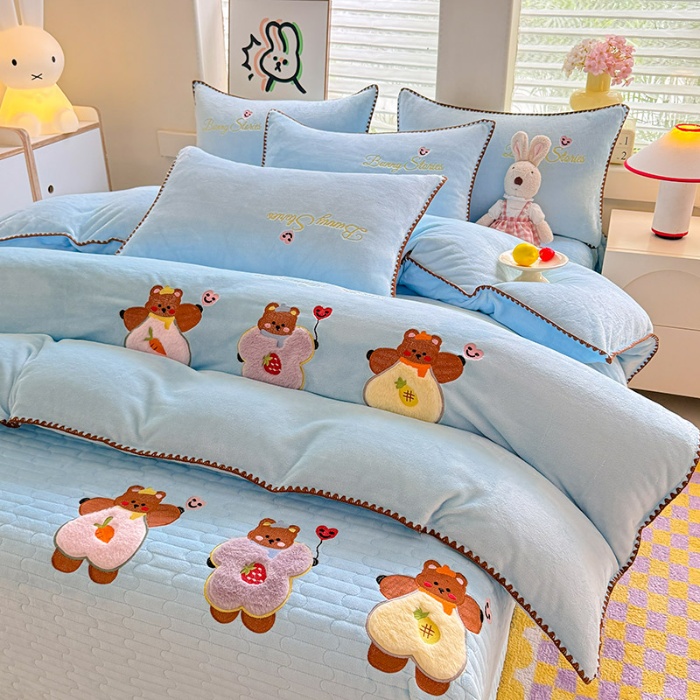 91家纺网 家纺一手货源 找家纺 苏米娜家纺2025新款230g全消光大版卡通牛奶绒兔毛贴布绣花四件套可爱卡通男孩女孩法莱绒被套三件套   笑脸熊 