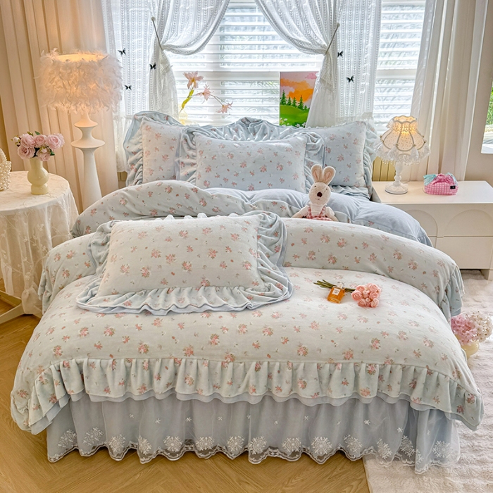 91家纺网 家纺一手货源 找家纺 （总）苏米娜2025新款高克重11斤重直播热款双层蕾丝花边全消光牛奶绒印花床盖四件套单床盖床盖三件套