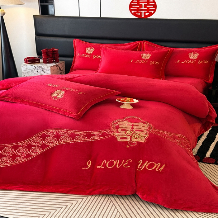 91家纺网 家纺一手货源 找家纺 2025秋冬新款高克重9斤全消光牛奶绒大红结婚婚庆四件套大红色龙凤刺绣婴儿绒绒四件套（含精美手提袋） 永恒