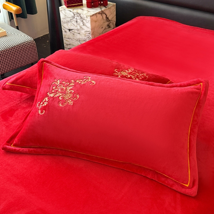 91家纺网 家纺一手货源 找家纺 2025秋冬新款高克重9斤全消光牛奶绒大红结婚婚庆四件套大红色龙凤刺绣婴儿绒绒四件套（含精美手提袋）  爱意浓