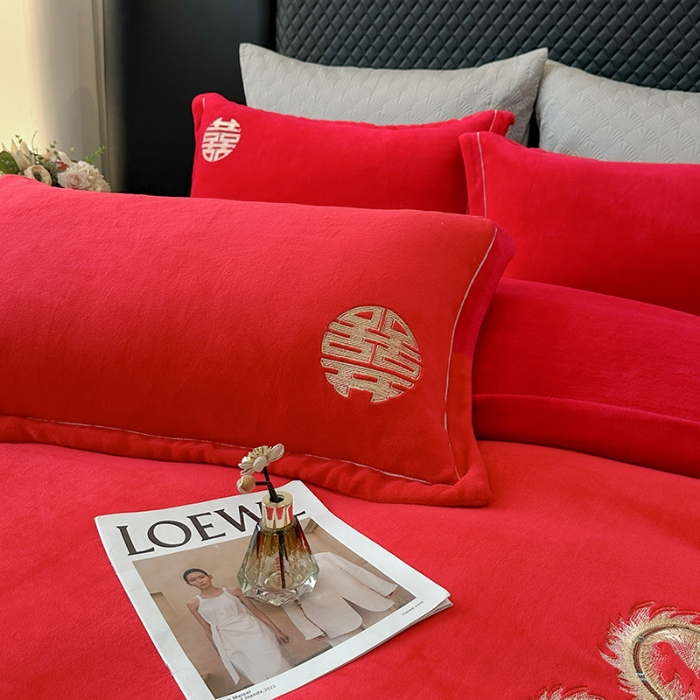 91家纺网 家纺一手货源 找家纺 2025秋冬新款高克重9斤全消光牛奶绒大红结婚婚庆四件套大红色龙凤刺绣婴儿绒绒四件套（含精美手提袋）  龙凤吉祥 