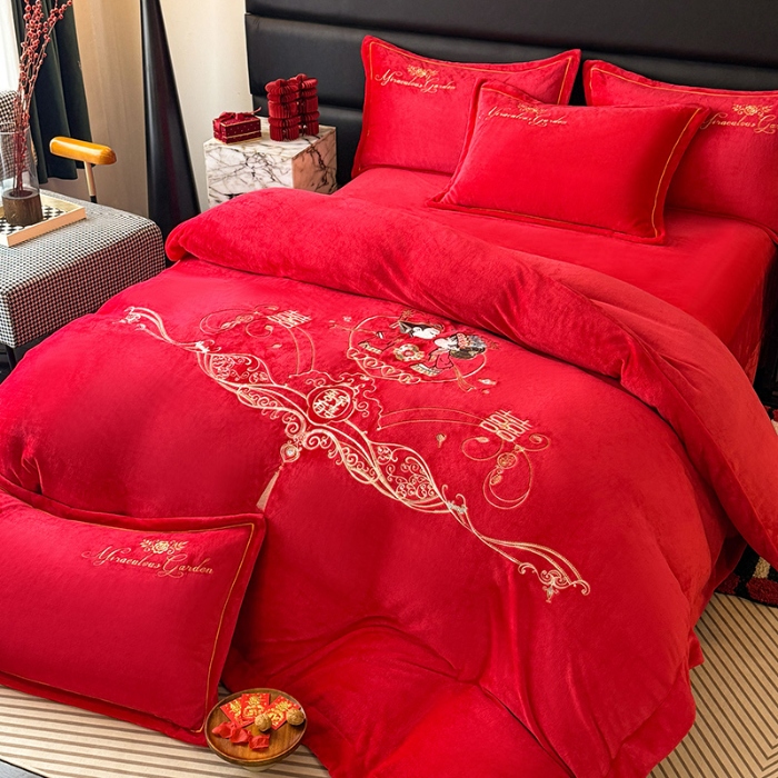 91家纺网 家纺一手货源 找家纺 2025秋冬新款高克重9斤全消光牛奶绒大红结婚婚庆四件套大红色龙凤刺绣婴儿绒绒四件套（含精美手提袋）  甜蜜蜜 