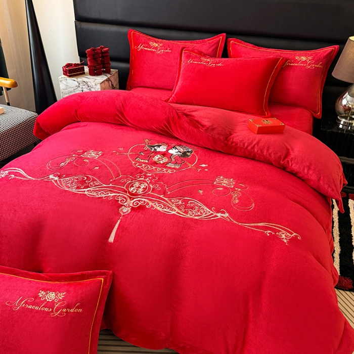 91家纺网 家纺一手货源 找家纺 2025秋冬新款高克重9斤全消光牛奶绒大红结婚婚庆四件套大红色龙凤刺绣婴儿绒绒四件套（含精美手提袋）  甜蜜蜜 