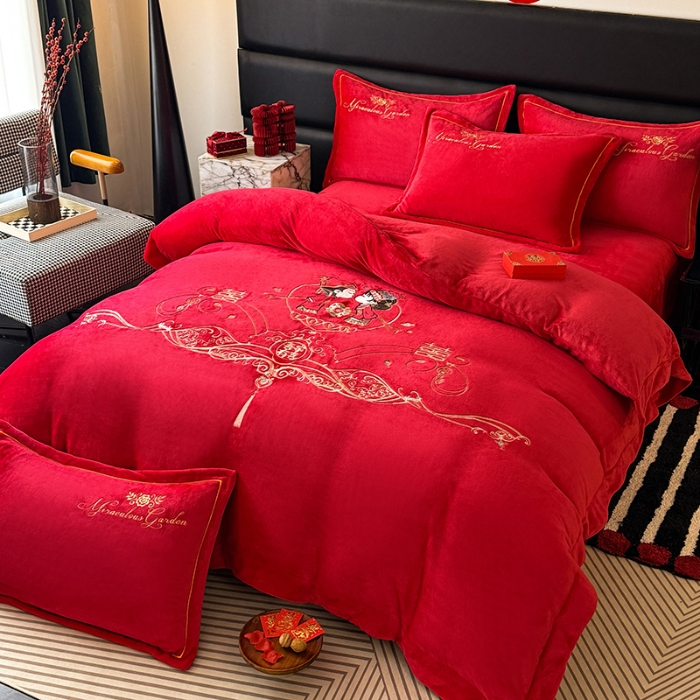 91家纺网 家纺一手货源 找家纺 2025秋冬新款高克重9斤全消光牛奶绒大红结婚婚庆四件套大红色龙凤刺绣婴儿绒绒四件套（含精美手提袋）  甜蜜蜜 