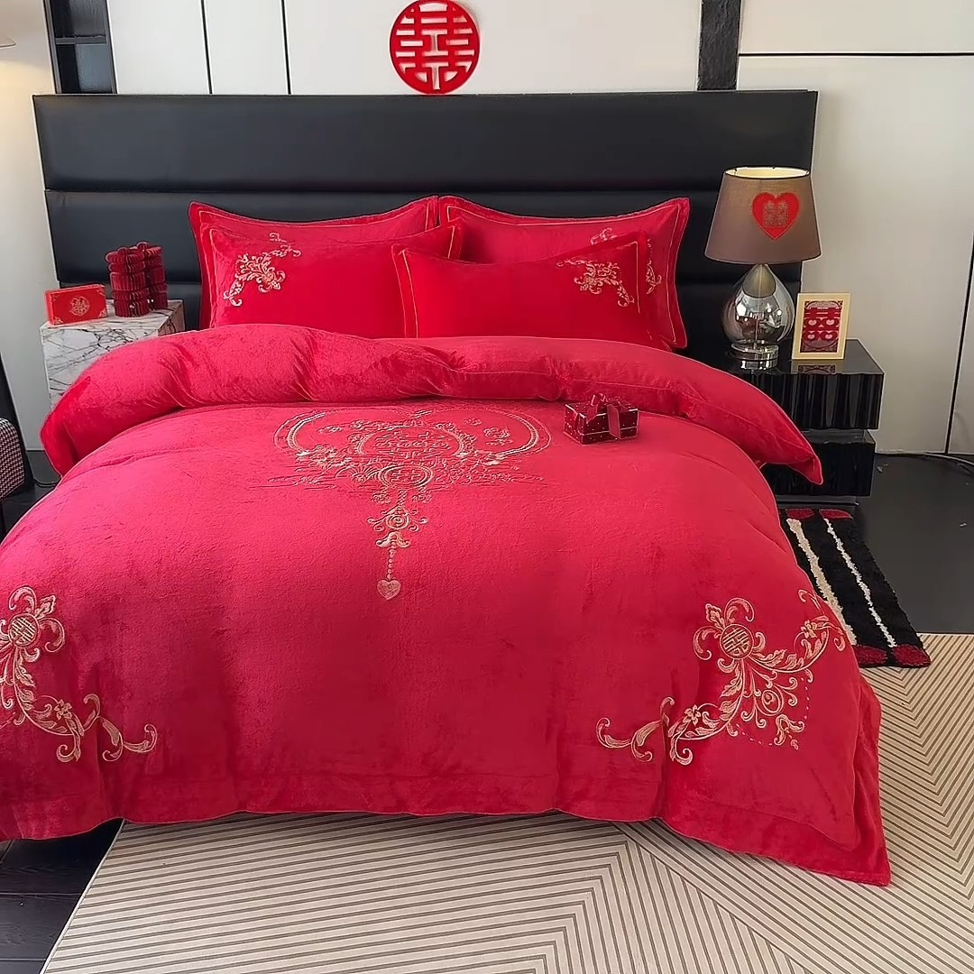 91家纺网 家纺一手货源 找家纺 2025秋冬新款高克重9斤全消光牛奶绒大红结婚婚庆四件套大红色龙凤刺绣婴儿绒绒四件套（含精美手提袋）  爱意浓