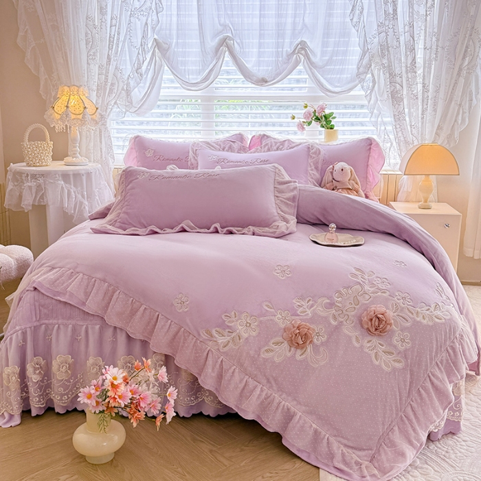 91家纺网 家纺一手货源 找家纺 苏米娜2025秋冬直播爆款11斤230g全消光牛奶绒夹棉床盖款四件套纯色蕾丝花边刺绣床盖三件套夹棉单床盖 梦妮莎--梦幻紫