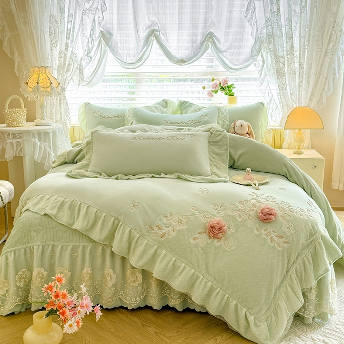 91家纺网 家纺一手货源 找家纺 苏米娜2025秋冬直播爆款11斤230g全消光牛奶绒夹棉床盖款四件套纯色蕾丝花边刺绣床盖三件套夹棉单床盖 梦妮莎-新芽绿