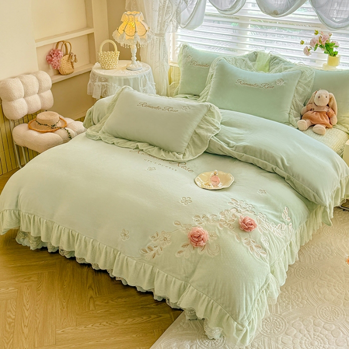 91家纺网 家纺一手货源 找家纺 苏米娜2025秋冬直播爆款11斤230g全消光牛奶绒夹棉床盖款四件套纯色蕾丝花边刺绣床盖三件套夹棉单床盖 梦妮莎-新芽绿