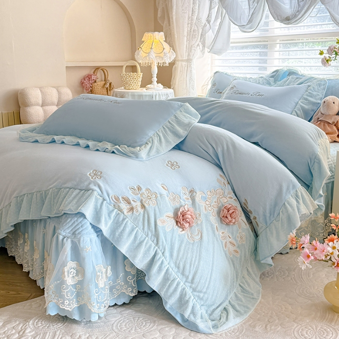 91家纺网 家纺一手货源 找家纺 苏米娜2025秋冬直播爆款11斤230g全消光牛奶绒夹棉床盖款四件套纯色蕾丝花边刺绣床盖三件套夹棉单床盖  梦妮莎-婴儿蓝 