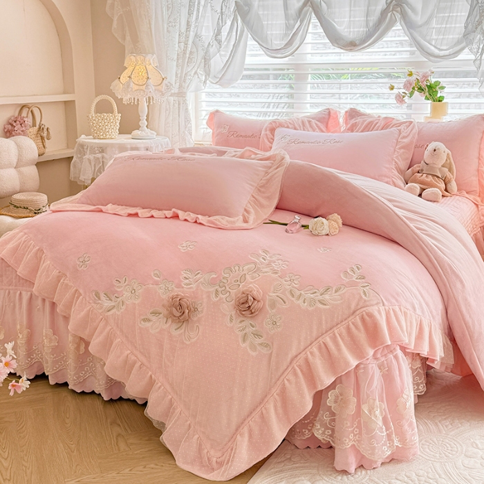 91家纺网 家纺一手货源 找家纺 苏米娜2025秋冬直播爆款11斤230g全消光牛奶绒夹棉床盖款四件套纯色蕾丝花边刺绣床盖三件套夹棉单床盖 梦妮莎-樱花粉