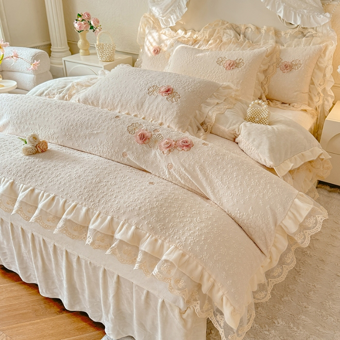 91家纺网 家纺一手货源 找家纺 （总）（总）2025苏米娜360g全消光牛奶绒工艺款蕾丝盘花立体雕花绒牛奶绒四件套刺绣绣花套件