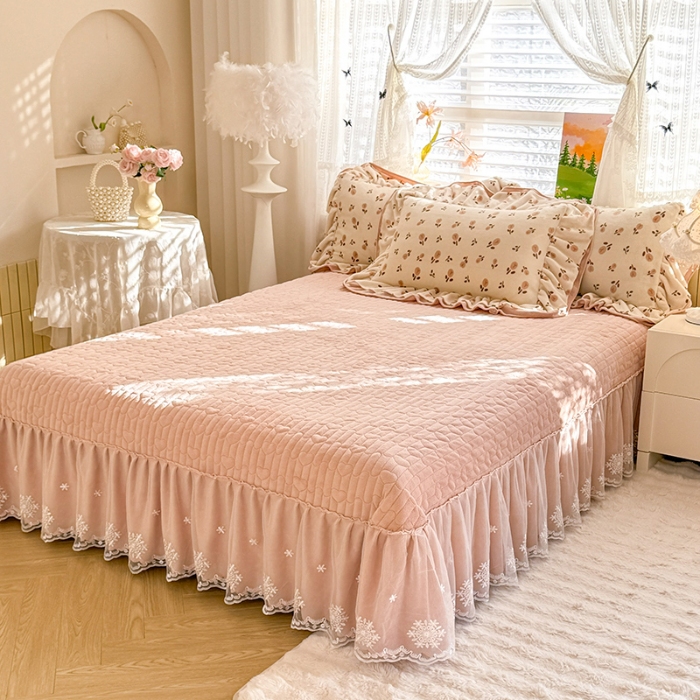 91家纺网 家纺一手货源 找家纺 （总）苏米娜2025新款高克重11斤重直播热款双层蕾丝花边全消光牛奶绒印花床盖四件套单床盖床盖三件套