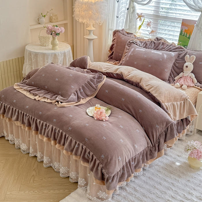 91家纺网 家纺一手货源 找家纺 苏米娜2025新款高克重11斤重直播热款双层蕾丝花边全消光牛奶绒印花床盖四件套单床盖床盖三件套 美拉德 