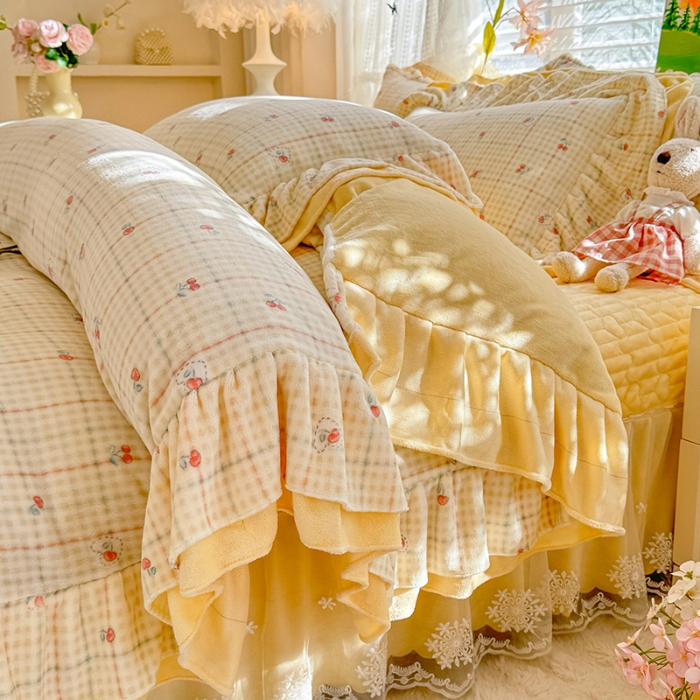 91家纺网 家纺一手货源 找家纺 苏米娜2025新款高克重11斤重直播热款双层蕾丝花边全消光牛奶绒印花床盖四件套单床盖床盖三件套 奶油波波 