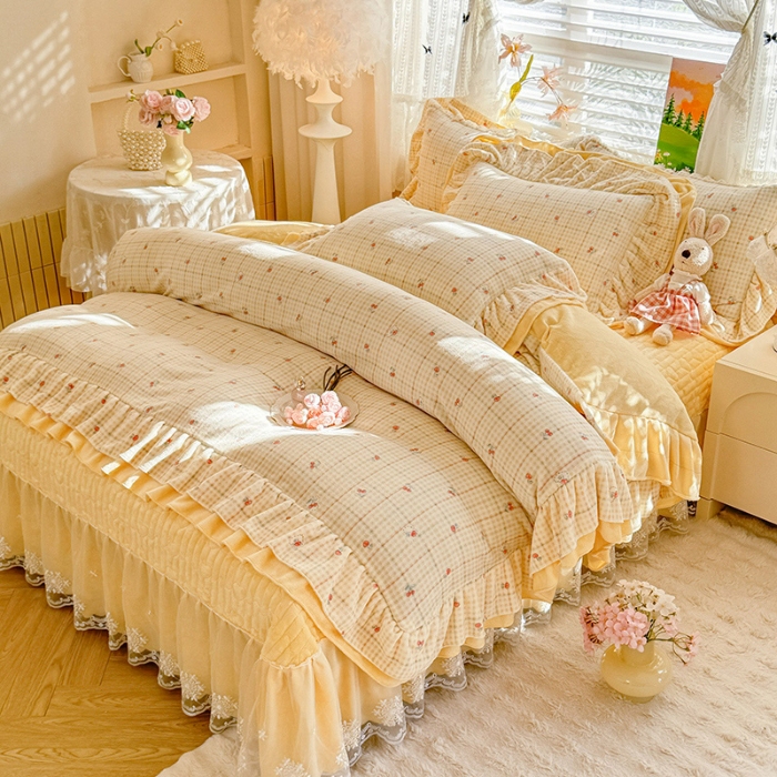 91家纺网 家纺一手货源 找家纺 苏米娜2025新款高克重11斤重直播热款双层蕾丝花边全消光牛奶绒印花床盖四件套单床盖床盖三件套 奶油波波 