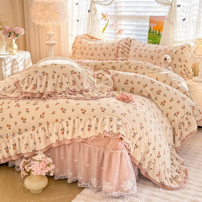 91家纺网 家纺一手货源 找家纺 苏米娜2025新款高克重11斤重直播热款双层蕾丝花边全消光牛奶绒印花床盖四件套单床盖床盖三件套 郁见美好 