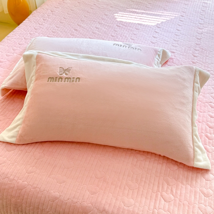 91家纺网 家纺一手货源 找家纺 （总）（总）苏米娜2025秋冬简约轻奢款230g全消光牛奶绒兔毛绒贴布绣夹棉床盖款四件套纯色蕾丝花边刺绣床裙款床盖--心愿系列