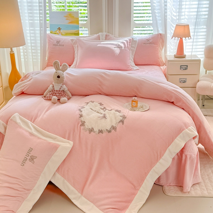 91家纺网 家纺一手货源 找家纺 （总）苏米娜2025秋冬简约轻奢款230g全消光牛奶绒兔毛绒贴布绣夹棉床盖款四件套纯色蕾丝花边刺绣床裙款床盖--心愿系列 心愿-珍珠粉 