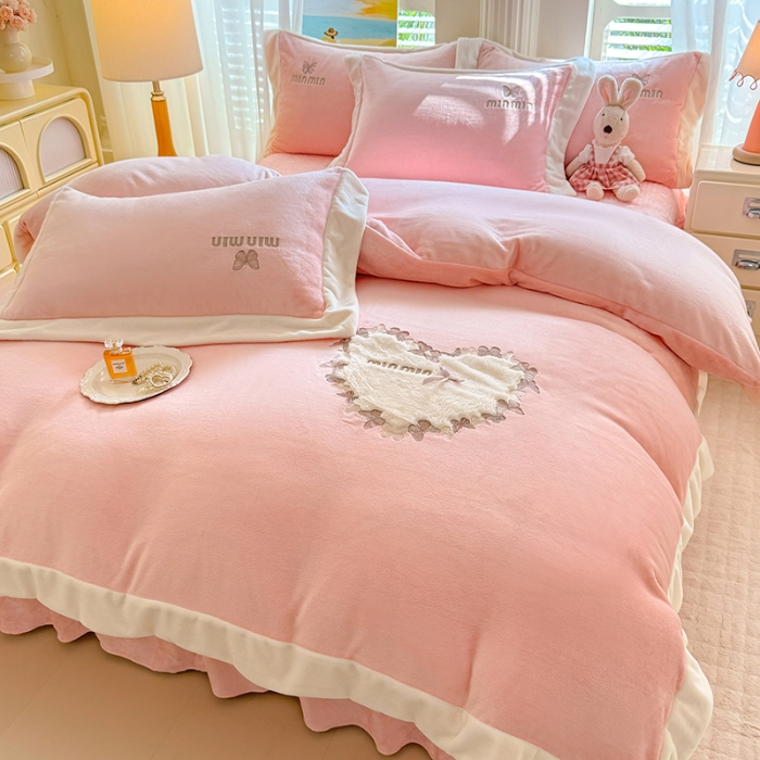 91家纺网 家纺一手货源 找家纺 （总）苏米娜2025秋冬简约轻奢款230g全消光牛奶绒兔毛绒贴布绣夹棉床盖款四件套纯色蕾丝花边刺绣床裙款床盖--心愿系列 心愿-珍珠粉 