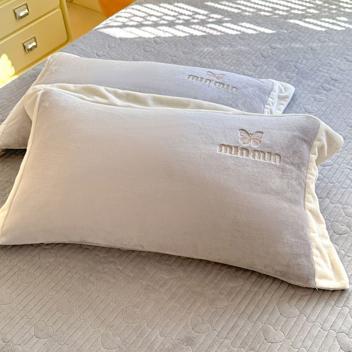 91家纺网 家纺一手货源 找家纺 （总）苏米娜2025秋冬简约轻奢款230g全消光牛奶绒兔毛绒贴布绣夹棉床盖款四件套纯色蕾丝花边刺绣床裙款床盖--心愿系列 心愿-高级灰 