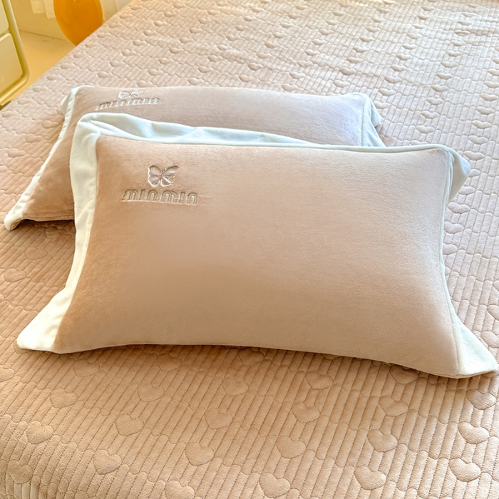 91家纺网 家纺一手货源 找家纺 （总）苏米娜2025秋冬简约轻奢款230g全消光牛奶绒兔毛绒贴布绣夹棉床盖款四件套纯色蕾丝花边刺绣床裙款床盖--心愿系列 心愿—香槟金