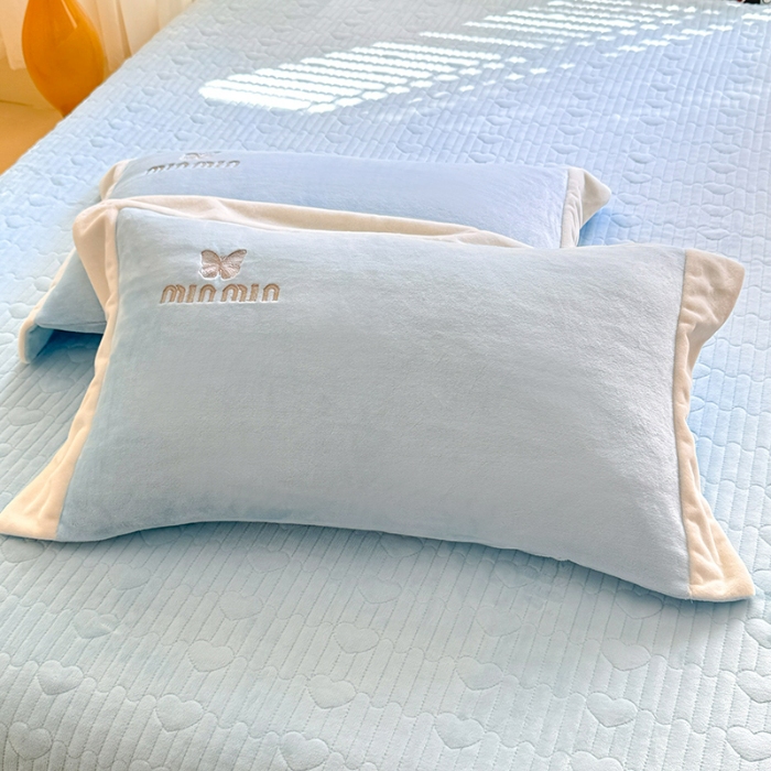 91家纺网 家纺一手货源 找家纺 （总）苏米娜2025秋冬简约轻奢款230g全消光牛奶绒兔毛绒贴布绣夹棉床盖款四件套纯色蕾丝花边刺绣床裙款床盖--心愿系列  心愿—婴儿蓝