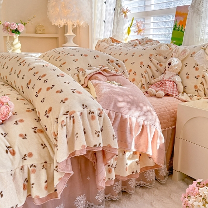 苏米娜2025新款高克重11斤重直播热款双层蕾丝花边全消光牛奶绒印花床盖四件套单床盖床盖三件套 郁见美好