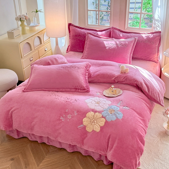 91家纺网 家纺一手货源 找家纺 （总）（总）漫布云2025秋冬新款高克重全消光大版花卉平绣牛奶绒刺绣款床单床裙款四件套