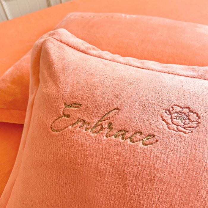 91家纺网 家纺一手货源 找家纺 （总）漫布云2025秋冬新款高克重全消光大版花卉平绣牛奶绒刺绣款床单床裙款四件套 绽放-艾玛橙 