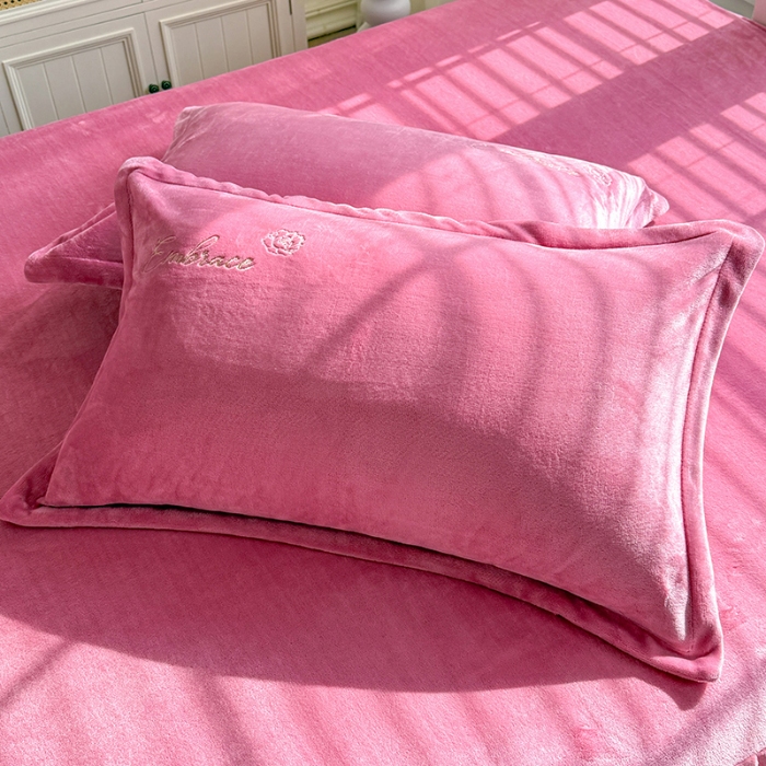 91家纺网 家纺一手货源 找家纺 （总）漫布云2025秋冬新款高克重全消光大版花卉平绣牛奶绒刺绣款床单床裙款四件套 绽放-豆沙红