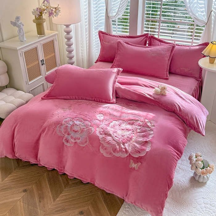 91家纺网 家纺一手货源 找家纺 （总）漫布云2025秋冬新款高克重全消光大版花卉平绣牛奶绒刺绣款床单床裙款四件套 绽放-豆沙红