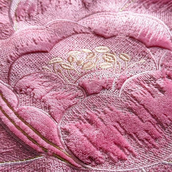 91家纺网 家纺一手货源 找家纺 （总）漫布云2025秋冬新款高克重全消光大版花卉平绣牛奶绒刺绣款床单床裙款四件套 绽放-豆沙红