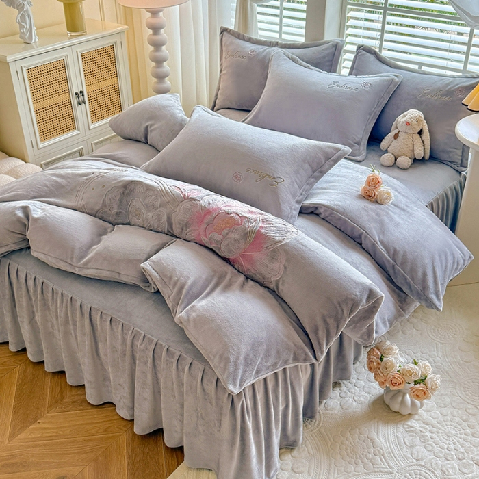 91家纺网 家纺一手货源 找家纺 （总）漫布云2025秋冬新款高克重全消光大版花卉平绣牛奶绒刺绣款床单床裙款四件套  绽放-高级灰