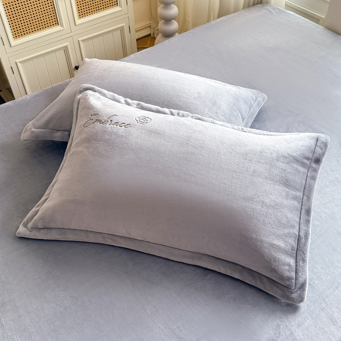 91家纺网 家纺一手货源 找家纺 （总）漫布云2025秋冬新款高克重全消光大版花卉平绣牛奶绒刺绣款床单床裙款四件套  绽放-高级灰