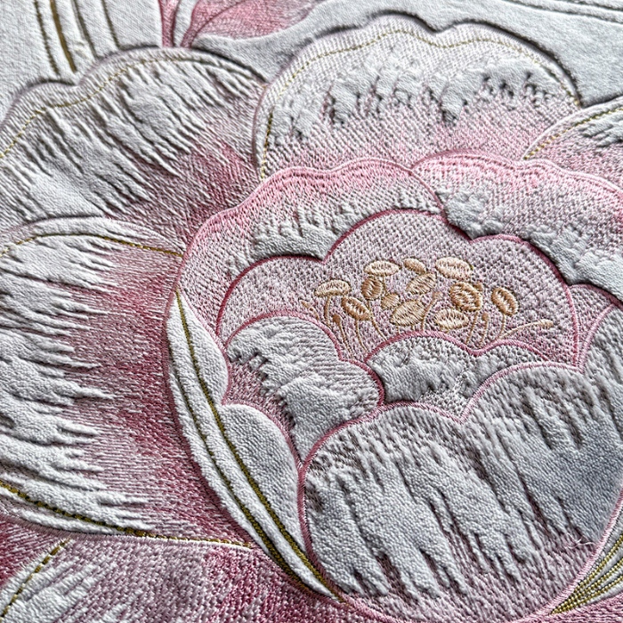 91家纺网 家纺一手货源 找家纺 （总）漫布云2025秋冬新款高克重全消光大版花卉平绣牛奶绒刺绣款床单床裙款四件套  绽放-高级灰
