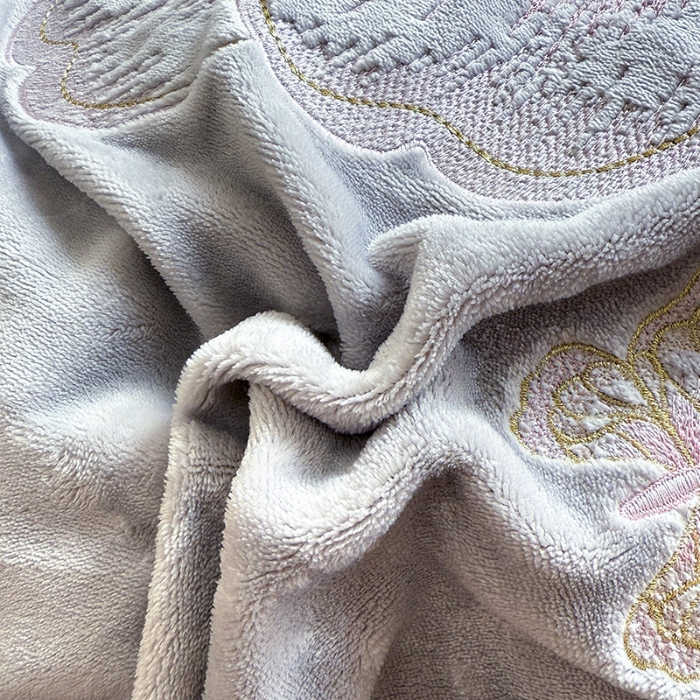 91家纺网 家纺一手货源 找家纺 （总）漫布云2025秋冬新款高克重全消光大版花卉平绣牛奶绒刺绣款床单床裙款四件套  绽放-高级灰