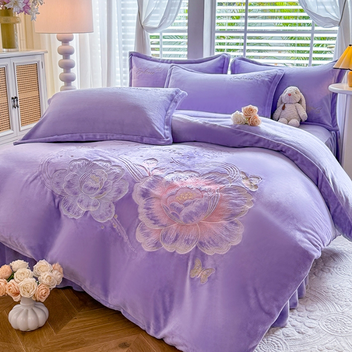 91家纺网 家纺一手货源 找家纺 （总）漫布云2025秋冬新款高克重全消光大版花卉平绣牛奶绒刺绣款床单床裙款四件套 绽放-梦幻紫 