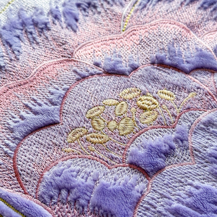 91家纺网 家纺一手货源 找家纺 （总）漫布云2025秋冬新款高克重全消光大版花卉平绣牛奶绒刺绣款床单床裙款四件套 绽放-梦幻紫 