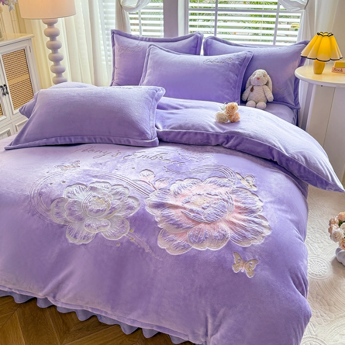 91家纺网 家纺一手货源 找家纺 （总）漫布云2025秋冬新款高克重全消光大版花卉平绣牛奶绒刺绣款床单床裙款四件套 绽放-梦幻紫 