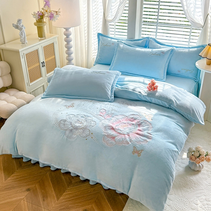 91家纺网 家纺一手货源 找家纺 （总）漫布云2025秋冬新款高克重全消光大版花卉平绣牛奶绒刺绣款床单床裙款四件套 绽放-婴儿蓝