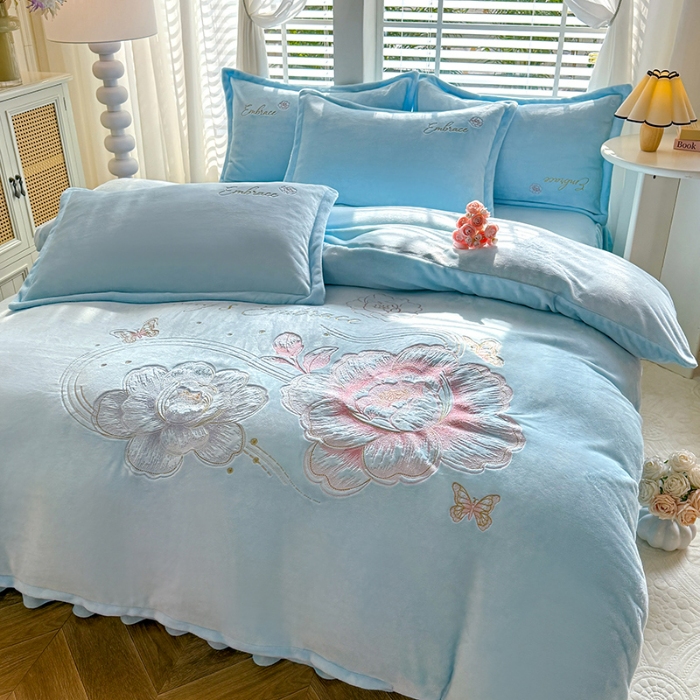 91家纺网 家纺一手货源 找家纺 （总）漫布云2025秋冬新款高克重全消光大版花卉平绣牛奶绒刺绣款床单床裙款四件套 绽放-婴儿蓝