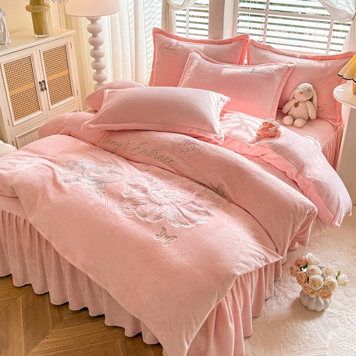 91家纺网 家纺一手货源 找家纺 （总）漫布云2025秋冬新款高克重全消光大版花卉平绣牛奶绒刺绣款床单床裙款四件套  绽放-樱花粉 