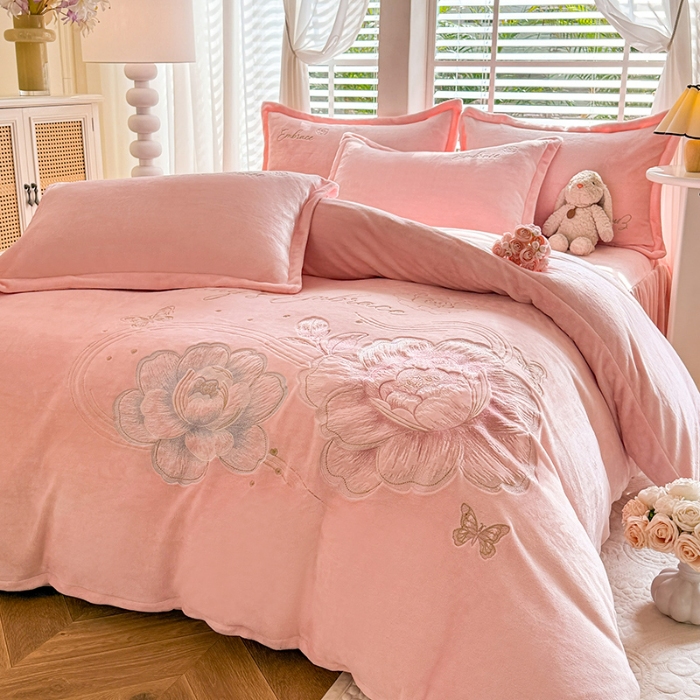 91家纺网 家纺一手货源 找家纺 （总）漫布云2025秋冬新款高克重全消光大版花卉平绣牛奶绒刺绣款床单床裙款四件套  绽放-樱花粉 