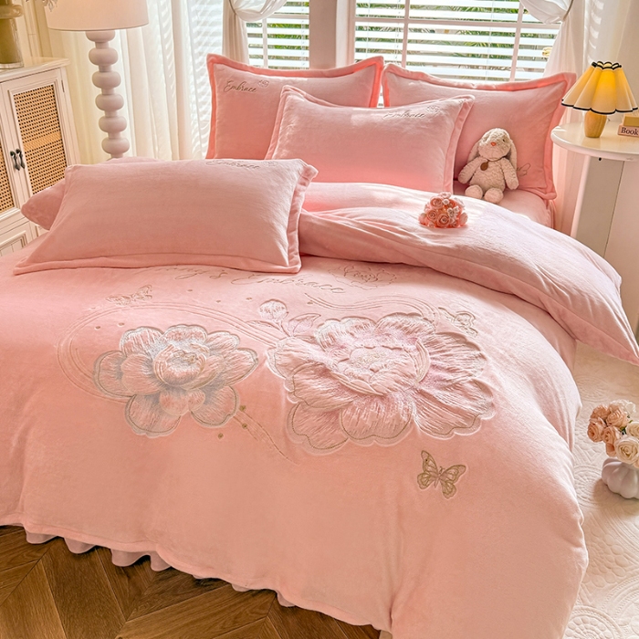 91家纺网 家纺一手货源 找家纺 （总）漫布云2025秋冬新款高克重全消光大版花卉平绣牛奶绒刺绣款床单床裙款四件套  绽放-樱花粉 