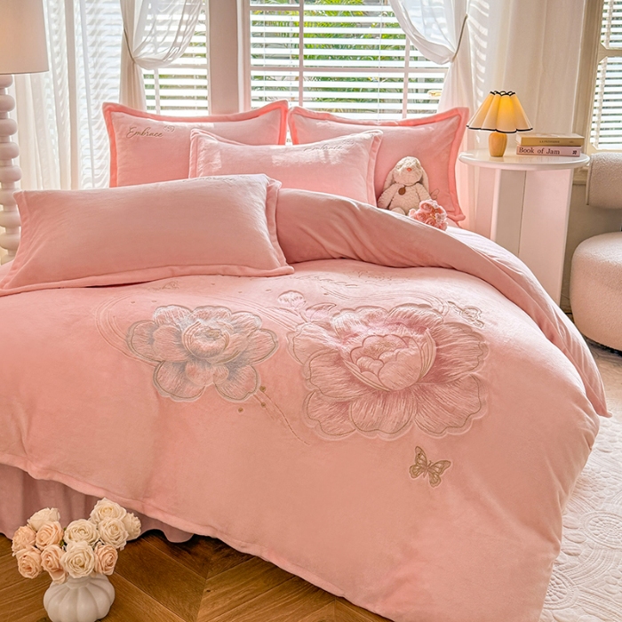 91家纺网 家纺一手货源 找家纺 （总）漫布云2025秋冬新款高克重全消光大版花卉平绣牛奶绒刺绣款床单床裙款四件套  绽放-樱花粉 