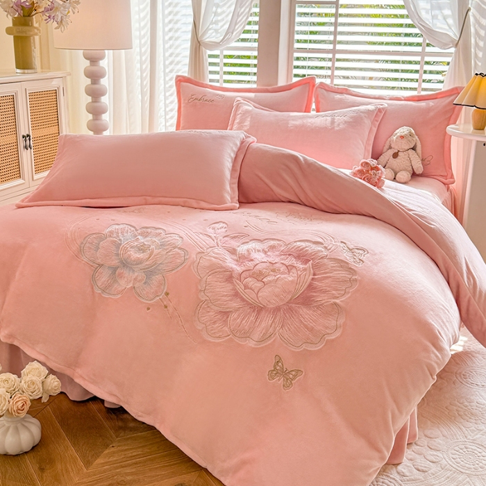 91家纺网 家纺一手货源 找家纺 （总）漫布云2025秋冬新款高克重全消光大版花卉平绣牛奶绒刺绣款床单床裙款四件套  绽放-樱花粉 