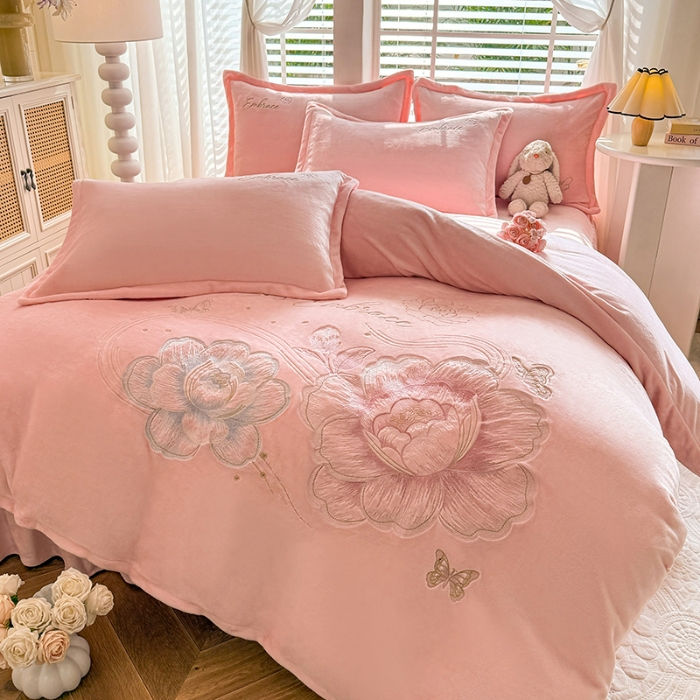 91家纺网 家纺一手货源 找家纺 （总）漫布云2025秋冬新款高克重全消光大版花卉平绣牛奶绒刺绣款床单床裙款四件套  绽放-樱花粉 