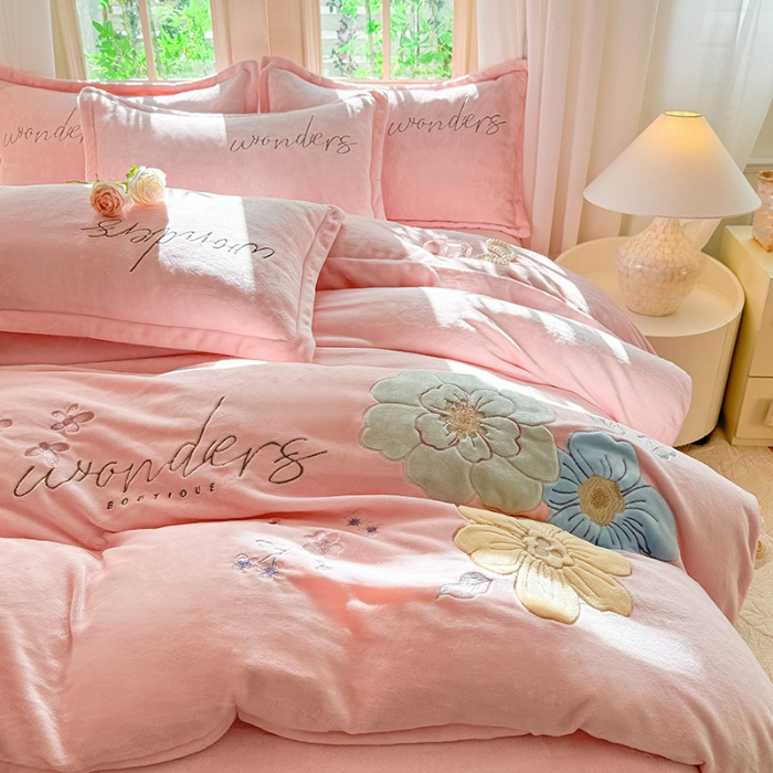 91家纺网 家纺一手货源 找家纺 （总）漫布云2025秋冬新款高克重全消光大版花卉平绣牛奶绒刺绣款床单床裙款四件套 梦境—樱花粉