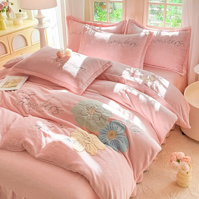 91家纺网 家纺一手货源 找家纺 （总）漫布云2025秋冬新款高克重全消光大版花卉平绣牛奶绒刺绣款床单床裙款四件套 梦境—樱花粉